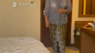 Tante yona ngentot masih pakai baju kebaya